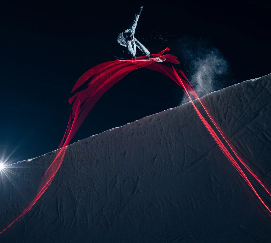 Salto notturno con una scia luminosa SkiiGlow rossa